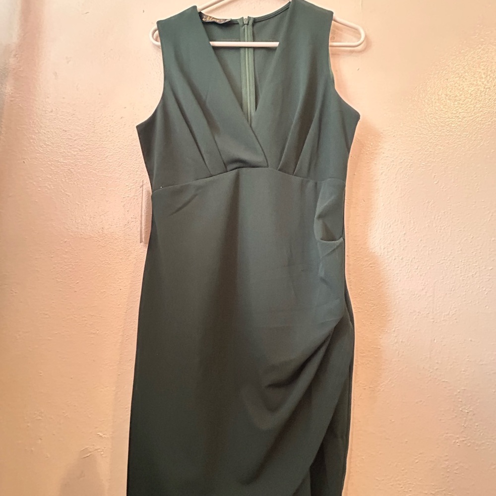 Chic Sleeveless Midi Dress in Forest Green